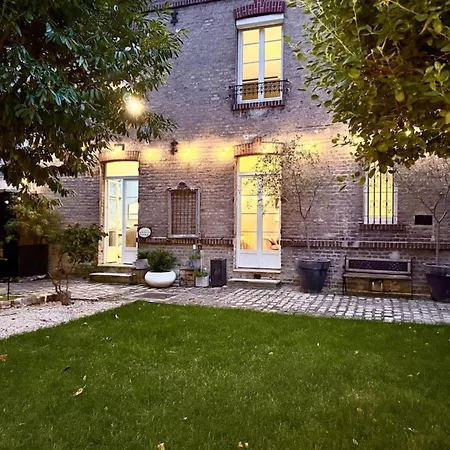 Semesterbostad Maison Arcania Raw Charm & Secret Garden