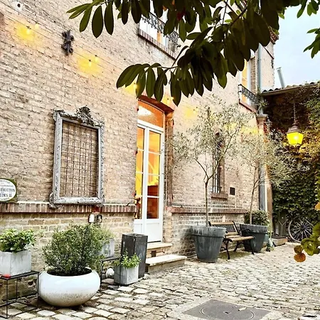 Semesterbostad Maison Arcania Raw Charm & Secret Garden